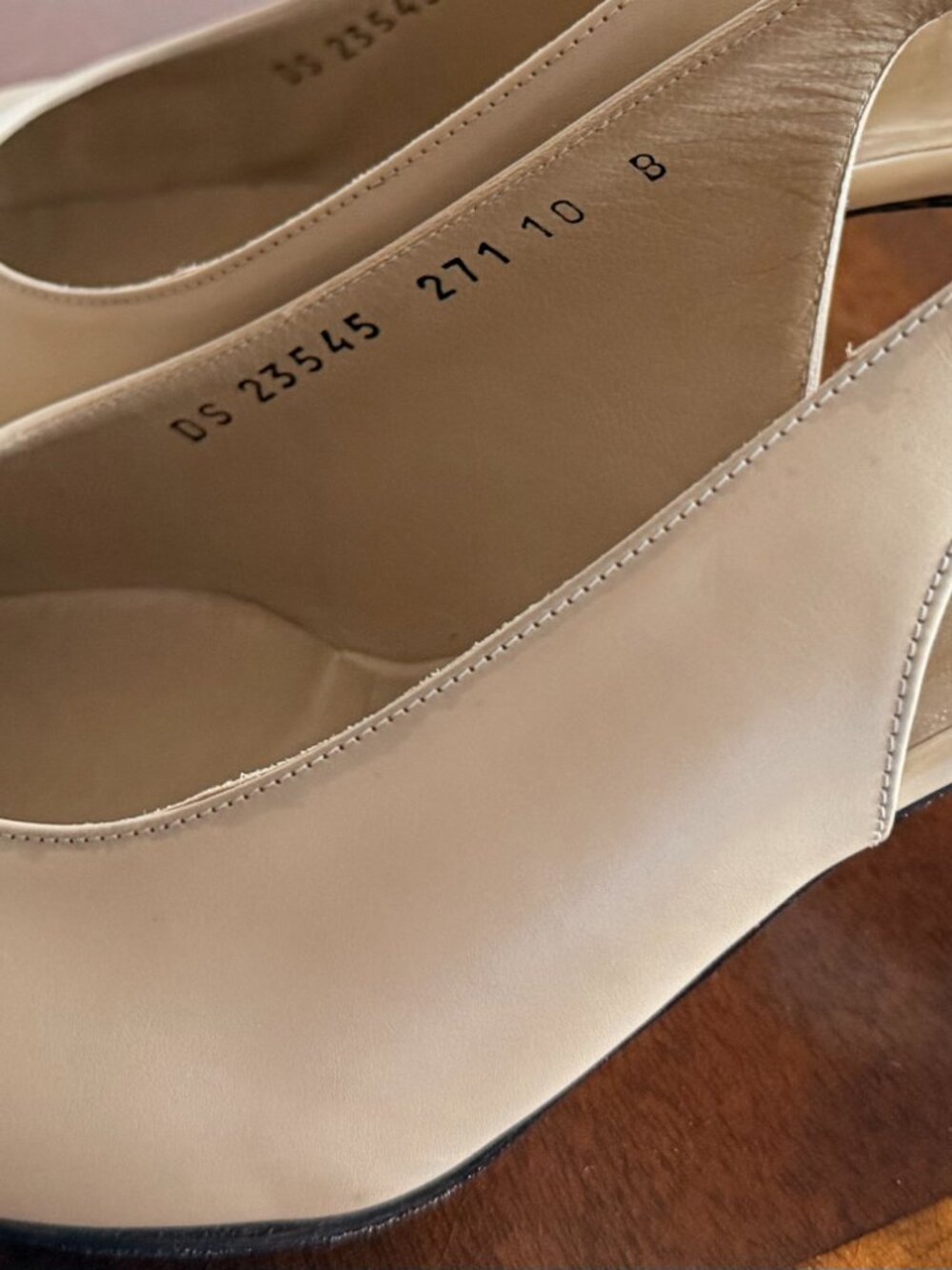 SALVATORE FERRAGAMO 2 TONE LEATHER SLINGBACKS PUMPS SIZE 10 - Picture 3 of 9